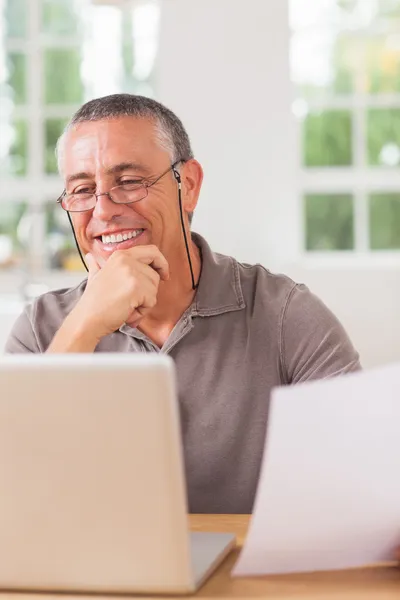 Homme heureux travaillant à l'ordinateur portable — Photo