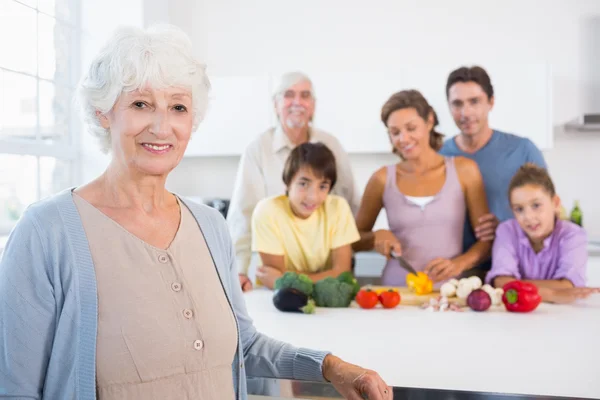 Nonna in piedi accanto al bancone della cucina — Foto Stock