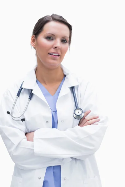 Portrét smějící se ženského lékaře s rukama přes — Stock fotografie
