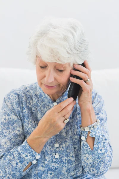 高齢者の女性に電話をかける — ストック写真