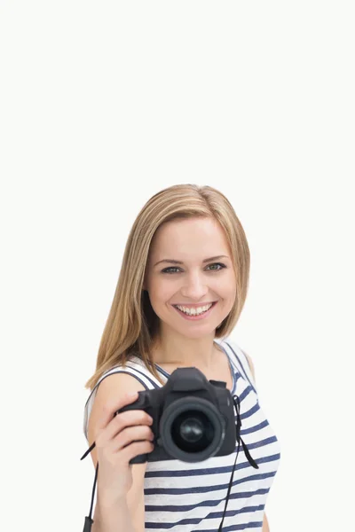 Retrato de mujer joven y feliz con cámara fotográfica — Foto de Stock