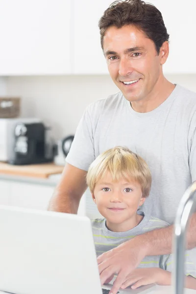 Szczęśliwy ojciec i syn korzysta z laptopa — Zdjęcie stockowe