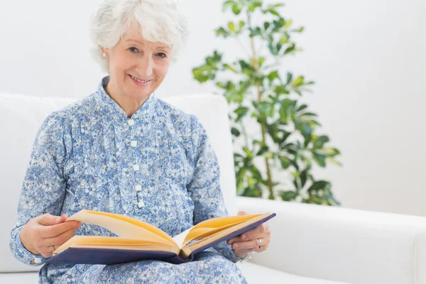 Oudere vrouw kijken naar foto 's — Stockfoto