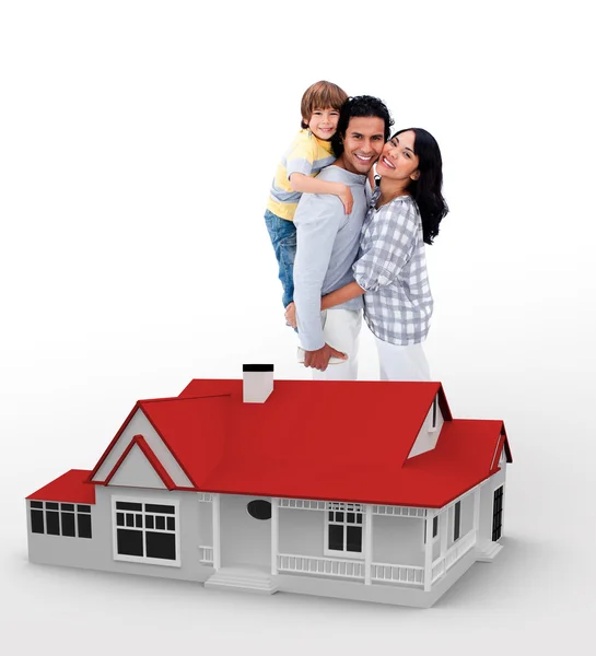 Семья, стоящая за иллюстрацией красного дома — стоковое фото