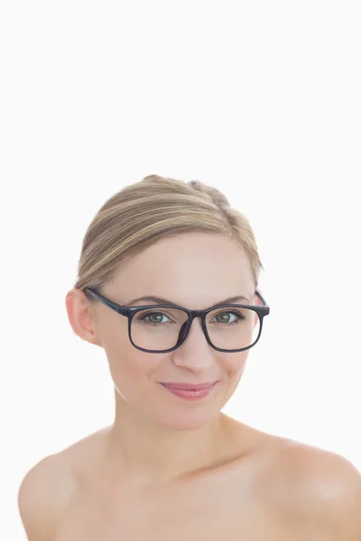 Nahaufnahme Porträt einer glücklichen jungen Frau mit Brille — Stockfoto