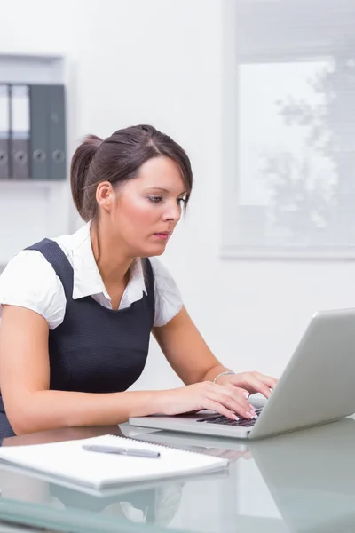 Menina trabalhando em seu computador — Fotografia de Stock