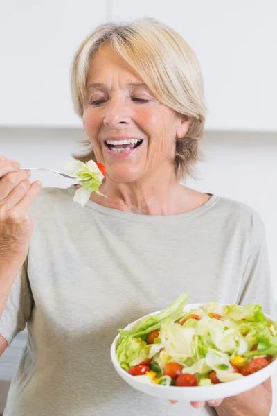 Mujer madura comiendo ensalada — Foto de Stock