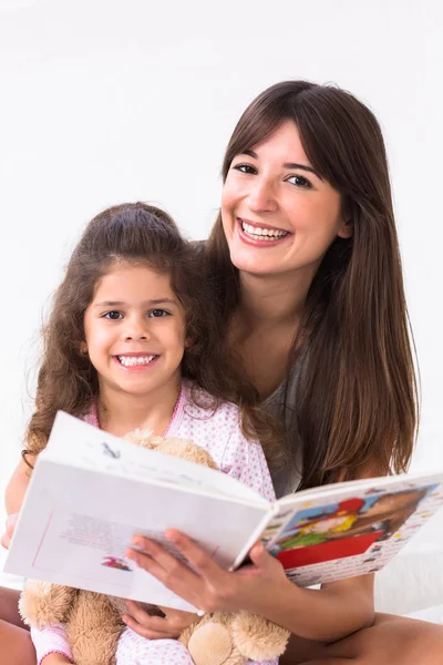 Mãe e filha lendo livro de histórias — Fotografia de Stock
