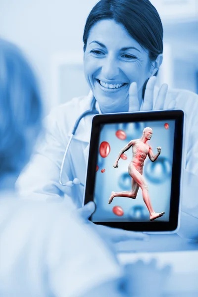 Médico sorridente mostrando um computador tablet para uma criança — Fotografia de Stock