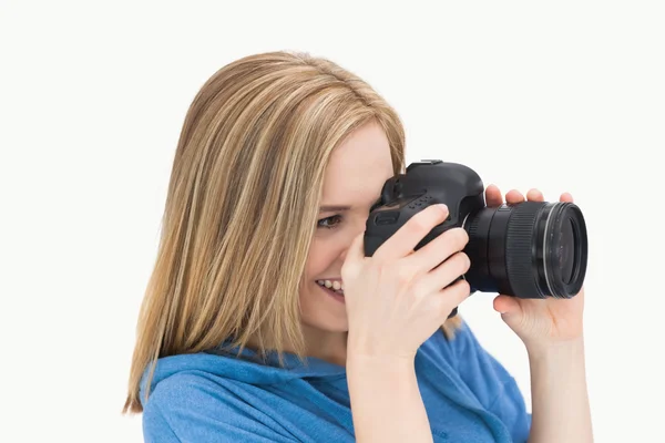 Seitenansicht einer glücklichen Fotografin mit Fotokamera — Stockfoto