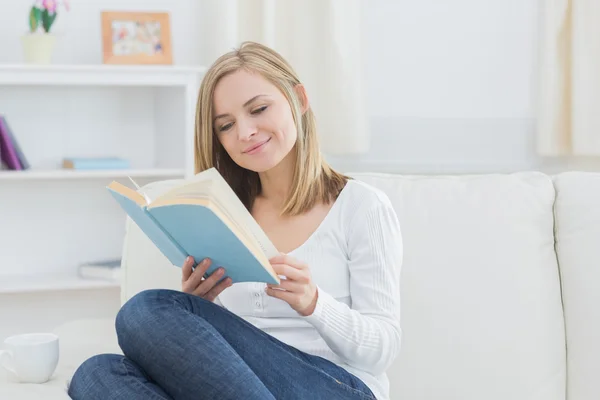 Mulher feliz lendo livro de histórias em casa — Fotografia de Stock