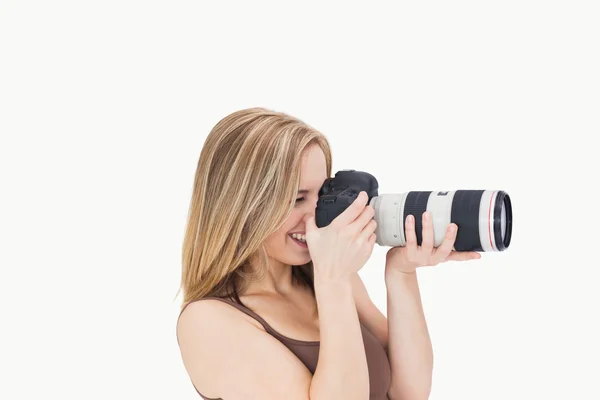 Seitenansicht glücklicher Fotograf mit Fotokamera — Stockfoto