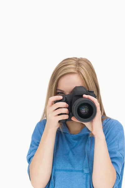 Fotógrafa feminina com câmera fotográfica — Fotografia de Stock