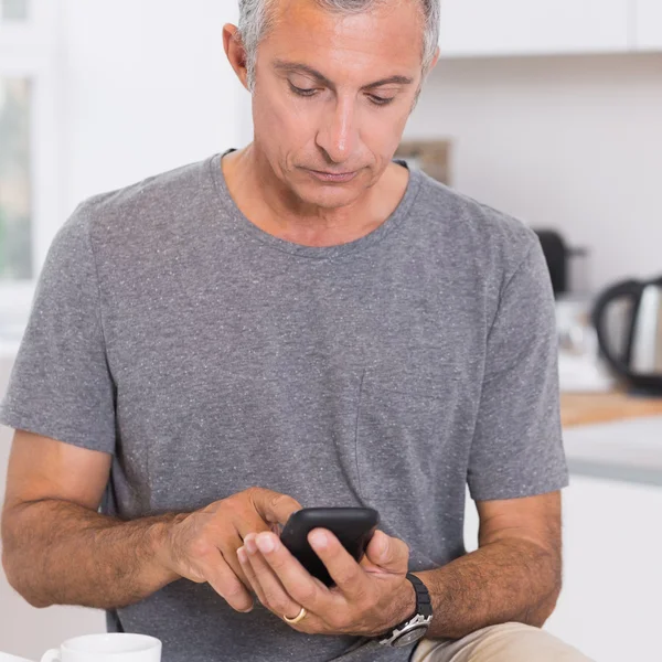 Hombre tocando su teléfono inteligente — Foto de Stock