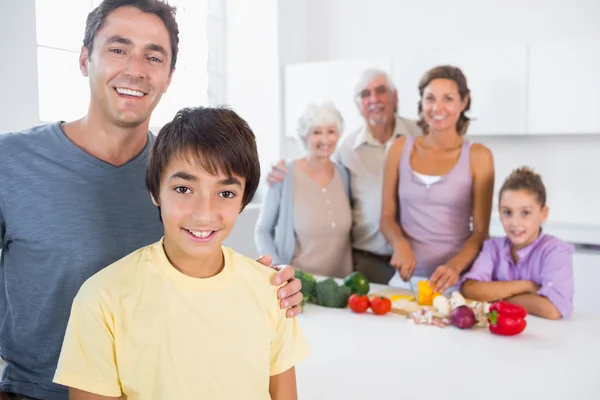 Padre e figlio accanto al bancone della cucina — Foto Stock