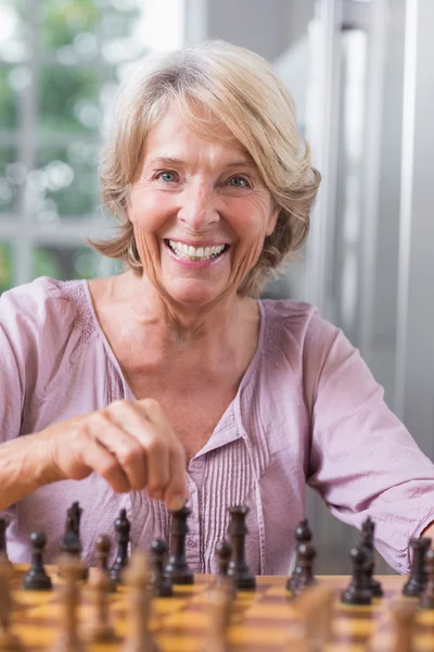 Gelukkig vrouw spelen schaken — Stockfoto