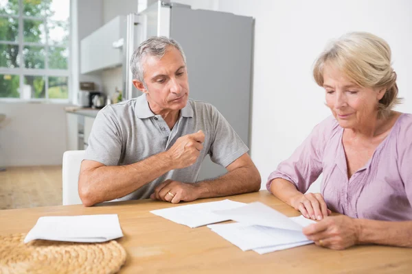 Couple lisant des documents ensemble — Photo