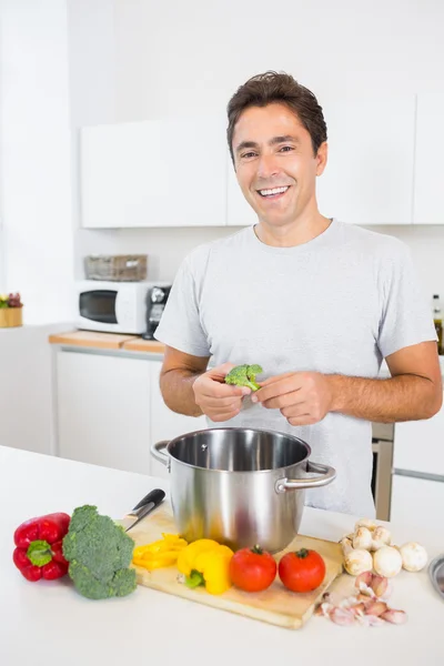 Man lägger broccoli i potten — Stockfoto