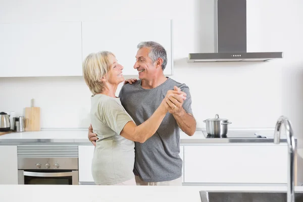 Pareja bailando juntos — Foto de Stock