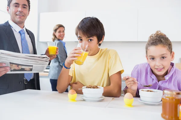 Smiling family at breakfast time — Stock Photo, Image