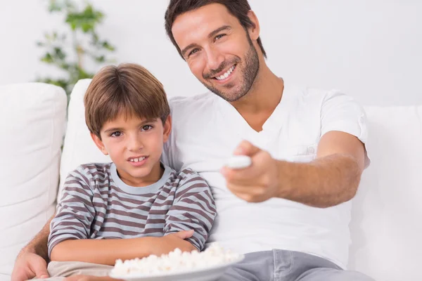 Father and son watching television — Stock Photo, Image