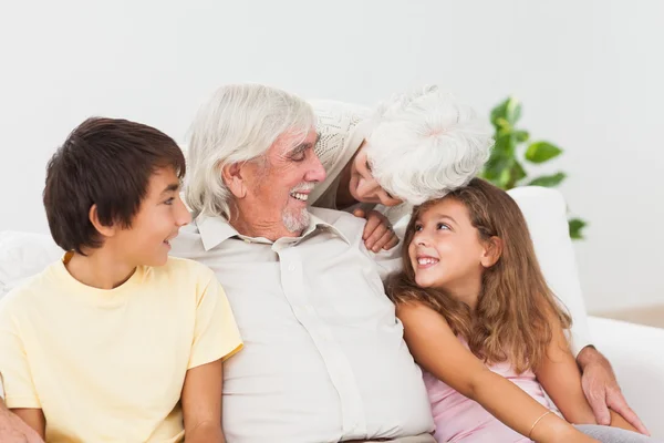 Бабушка с дедушкой проводят время с внуками — стоковое фото
