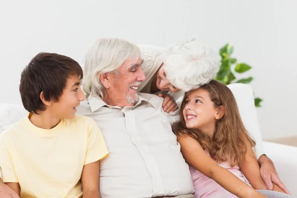 Abuelos pasando tiempo con nietos — Foto de Stock