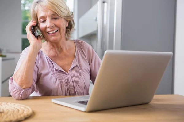 Mulher feliz usando seu laptop — Fotografia de Stock