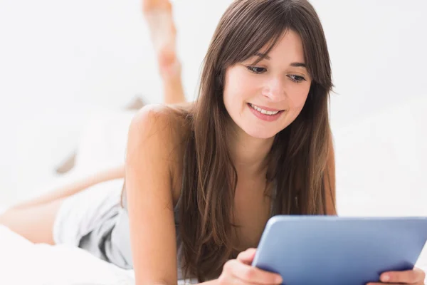 Gülümseyen kadın dijital tablet kullanma — Stok fotoğraf