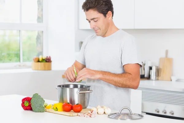 Un homme heureux qui prépare le dîner — Photo