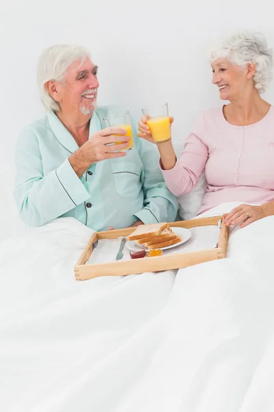 Casal tomando café da manhã na cama — Fotografia de Stock