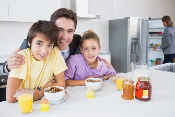 Lycklig far och barn till frukost — Stockfoto