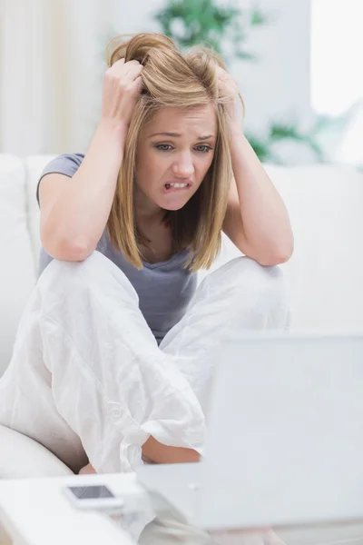 Dizüstü bilgisayar ekranına bakarak, sinir bozucu, gündelik genç kadın — Stok fotoğraf