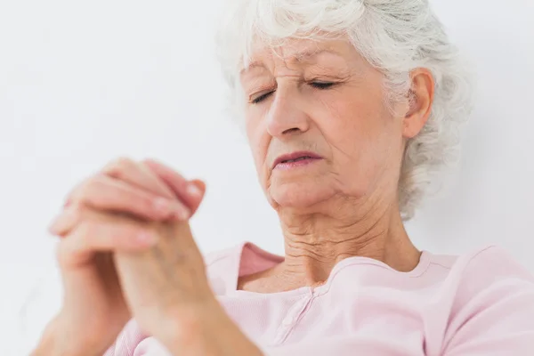 Woman saying her prayers — Stock Photo, Image