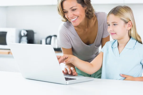 Gelukkig moeder en dochter met behulp van laptop — Stockfoto