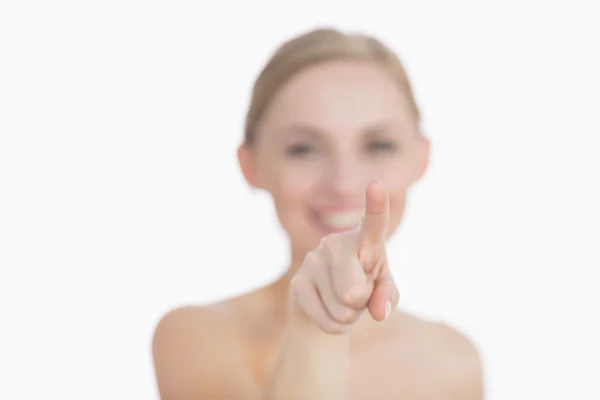 Vacker ung kvinna som pekar på osynlig skärm — Stockfoto