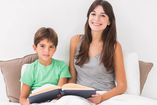 Glückliche Mutter und Sohn lesen Buch — Stockfoto