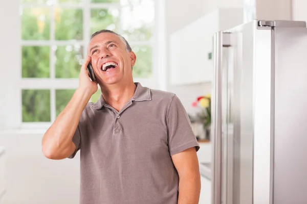 Glad man pratar i telefon — Stockfoto