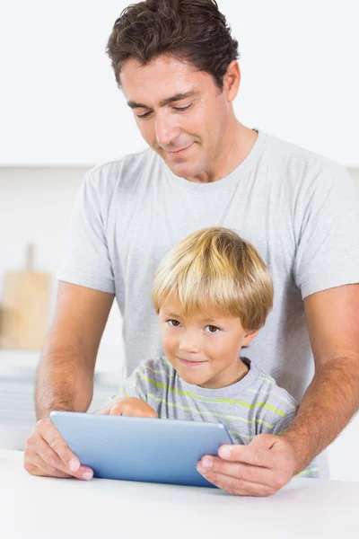 Pai e filho usando tablet — Fotografia de Stock