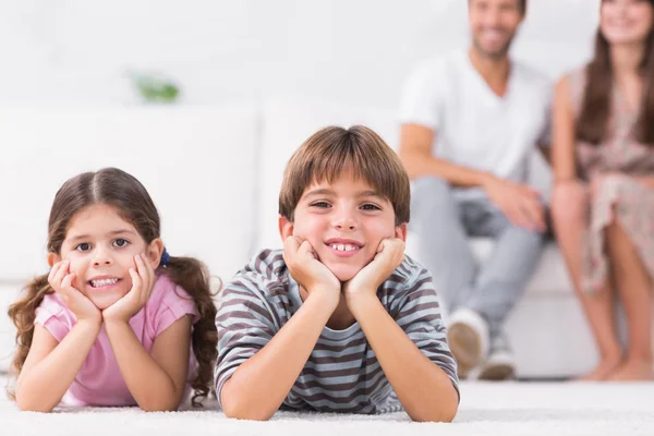 Lächelnder Bruder und Schwester — Stockfoto