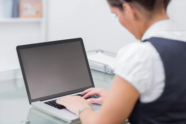 Travailleur d'affaires utilisant un ordinateur portable au bureau — Photo