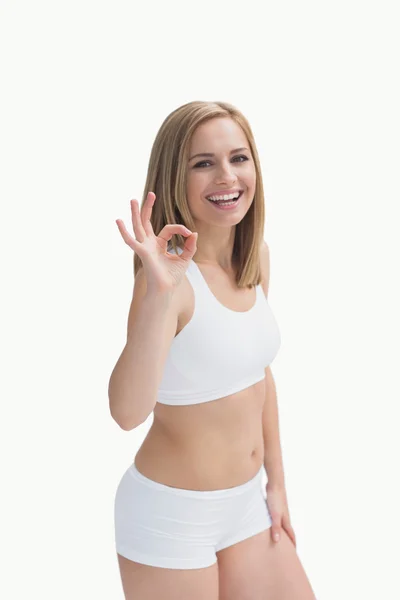 Портрет счастливой женщины в спортивной одежде жестом хорошо знак — стоковое фото