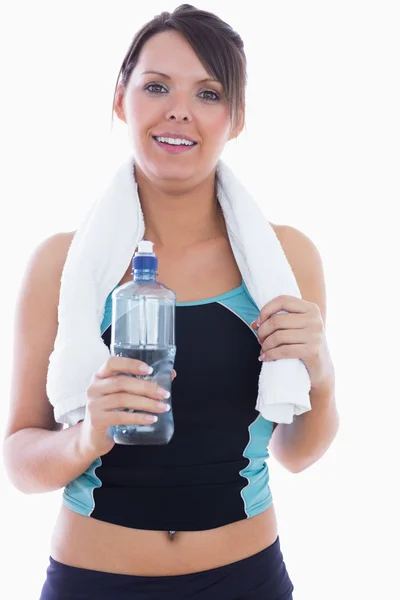 Retrato de mujer en ropa deportiva sosteniendo toalla alrededor del cuello y wa — Foto de Stock