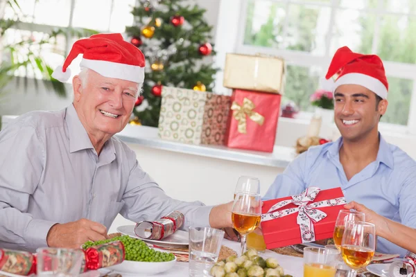 Familie tauscht Weihnachtsgeschenke — Stockfoto