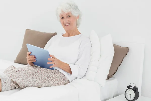 Mosolygó idős nő segítségével a digitális tabletta — Stock Fotó