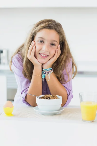 Glückliches Mädchen beim Frühstück — Stockfoto