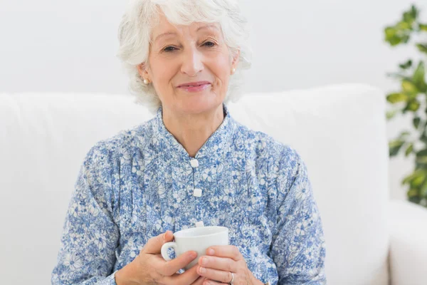 Oudere lachende vrouw kijken camera — Stockfoto