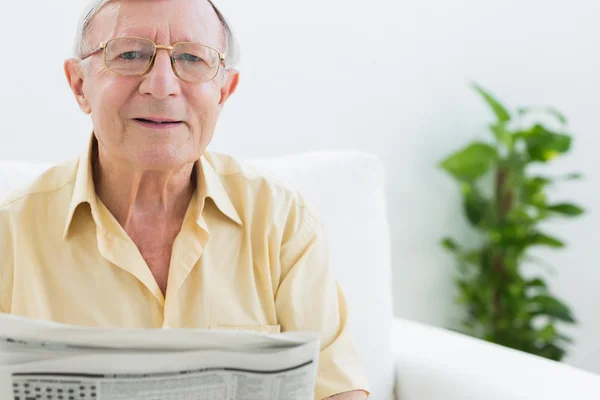 Homme âgé joyeux lisant les nouvelles — Photo