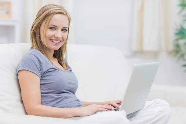 Ritratto di donna felice casuale che usa il computer portatile a casa — Foto Stock