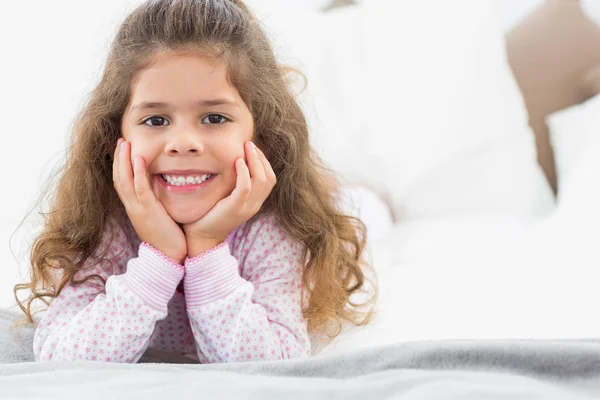 Leuk meisje liggend op bed — Stockfoto